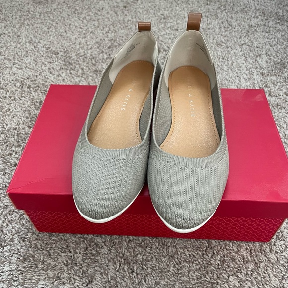 Kelly & Katie Gray Flat Size 6 1/2 - Picture 2 of 2
